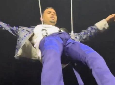 chris brown cock|Chris Brown Freaks Fans Out Over Crude Concert Malfunction:。